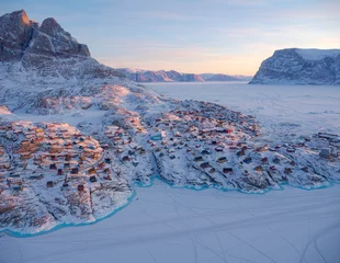 Deurstickers Town Uummannaq during winter in northern West Greenland beyond the Arctic Circle. Greenland, Danish territory © Danita Delimont