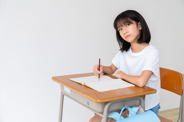 Fototapeta na wymiar 勉強する女の子　考える　教室