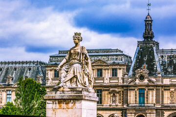 Fototapeta na wymiar Queen statue, Hotel de Ville, Paris, France. Built 1500's and then rebuilt in 1800's