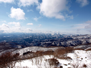 冬の船形山連峰を泉ヶ岳山頂から見る