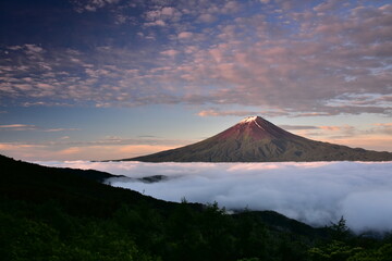 朝焼けの富士山と雲海