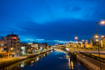 Fototapeta na wymiar a canal in the city at night