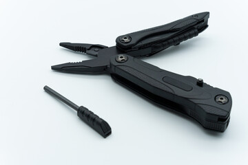 Survival multi-tool that can use various tools at once