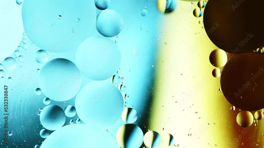 Poster real close up oil bubbles in water rotation with color gradient abstract mixing background.