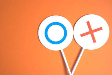 マルバツのフリップと赤背景の右寄りの写真