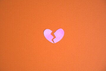 割れたハートと赤背景の中央配置の写真