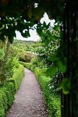 Torbogen und Weg im Botanischer Garten Inverewe Garden, bei Poolewe, Achnasheen, Highland, Schottland