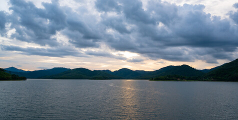 Fototapeta na wymiar lake and mountains