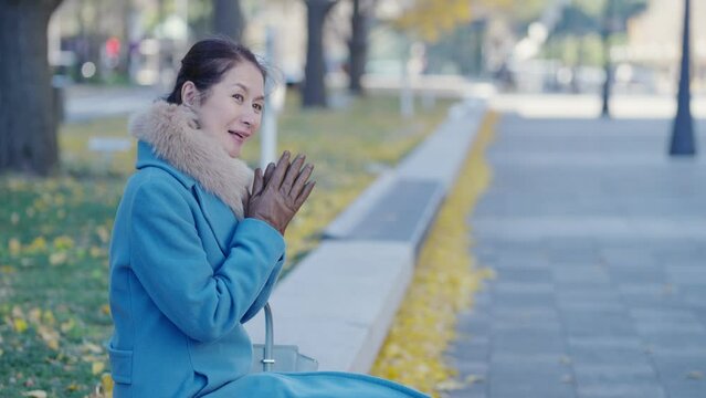 60p　外出するシニア女性（コート・冬服・待ち合わせ・寒い）