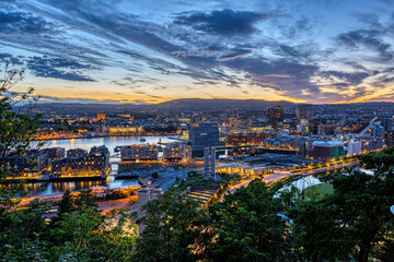 The skyline of the norwegian capital Oslo after a beautiful sunset - obrazy, fototapety, plakaty