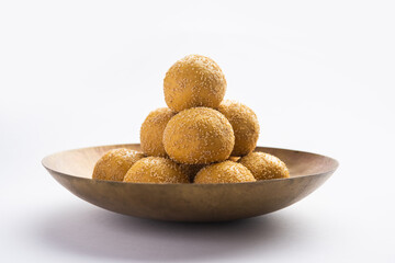 Khas khas besan laddu or poppy seeds and chickpea flour laddo or laddoo