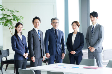 オフィスで働くビジネスパーソンのポートレート