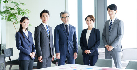 オフィスで働くビジネスパーソンのポートレート