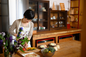 ご飯を作る素敵なお母さん