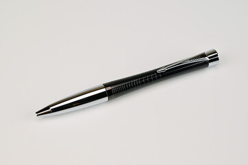 A small steel ball is built into the pen tip and the core does not protrude.