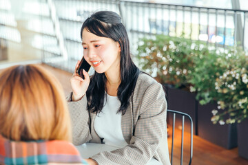 携帯電話で通話する女性　cell phone