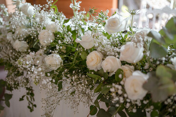 Obraz na płótnie Canvas Main table at a wedding reception with beautiful fresh flowers