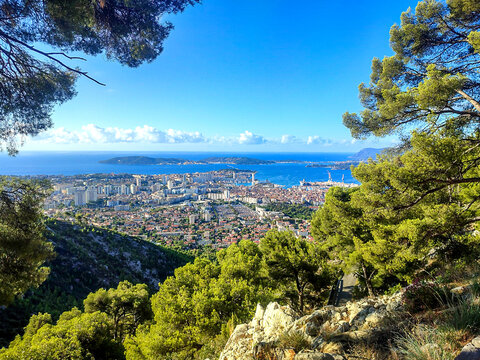 Panorama sur Toulon dans le Var et la Côte d'Azur depuis le Mont faron