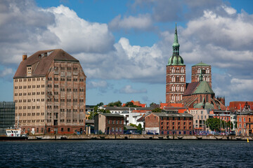 Stralsund, Niemcy, Meklemburgia-Pomorze Przednie, panorama kościół św. Mikołaja i spichlerz