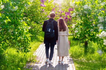 Obraz premium A guy and a girl walk along the path in the city Park 