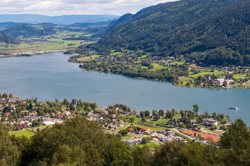 Fototapeta na wymiar Blick von der Gerlitzen Alpenstrasse hinunter auf den Ossiacher See in Kärnten, Österreich 