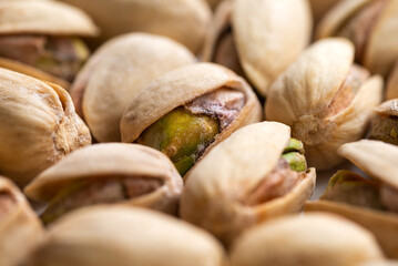 Mucchio di pistacchi freschi con guscio, cibo vegetariano 