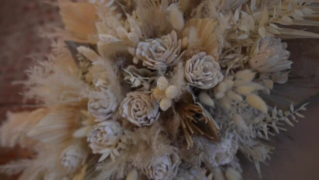 Blumengesteck mit Trockenblumen