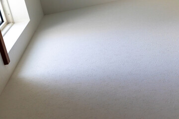 窓からの光が当たる白い壁