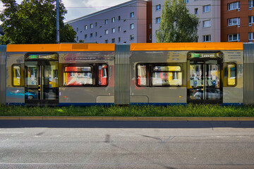 Bahn, Straßenbahn fährt vorbei, Haus im Hintergrund, Leipzig, Sachsen, Deutschland