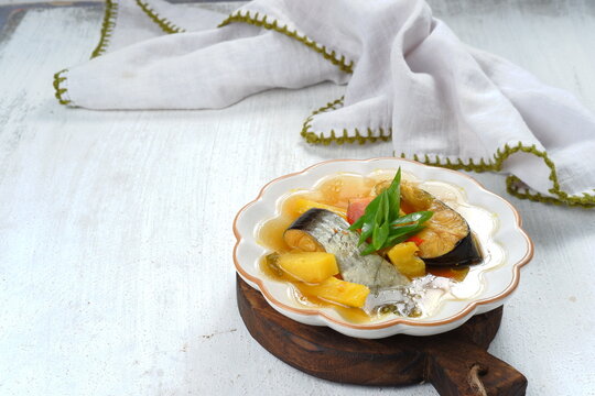 pindang patin.The gravy is sweet and sour fish soup, with a mixture of basil leaves, pineapple and green tomatoes