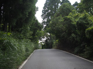 急な上り坂になっている真っすぐな道路