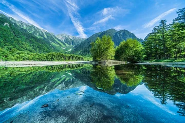 Fototapete Reflection Die Hotaka-Bergkette spiegelt sich auf der Oberfläche des Azusa-Flusses wider - Kamikochi, Nagano, Japan