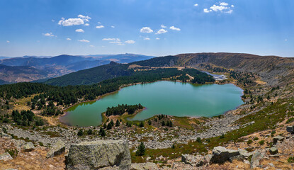 The Neila lagoons are a group of impressive lakes of glacial origin surrounded by peaks of about 2000 meters high, to the south of the Sierra de la Demanda located in the province of Burgos.