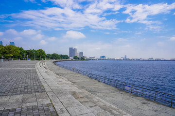 Fototapeta premium 横浜みなとみらい 海辺の臨港パーク（神奈川県横浜市）