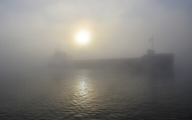 Frachtschiff bei Nebel im Nord-Ostsee-Kanal