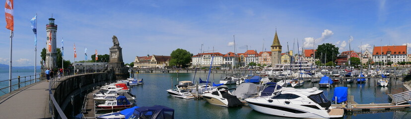 Fototapeta na wymiar Panorama des Lindauer Hafens
