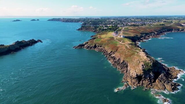 Pointe du Grouin en Bretagne - d&eacute;part Route du Rhum - Cancale Saint-Malo- vue a&eacute;rienne drone - couch&eacute; de soleil