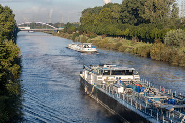 Gastransport mit Binnenschiffen auf dem Rhein-Herne-Kanal bei Oberhausen im Ruhrgebiet