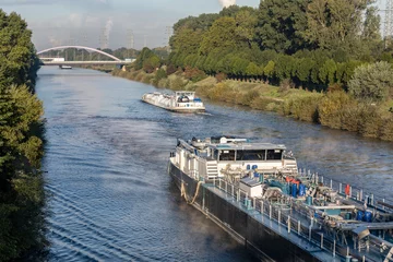 Fotobehang Gastransport mit Binnenschiffen auf dem Rhein-Herne-Kanal bei Oberhausen im Ruhrgebiet © barbara buderath