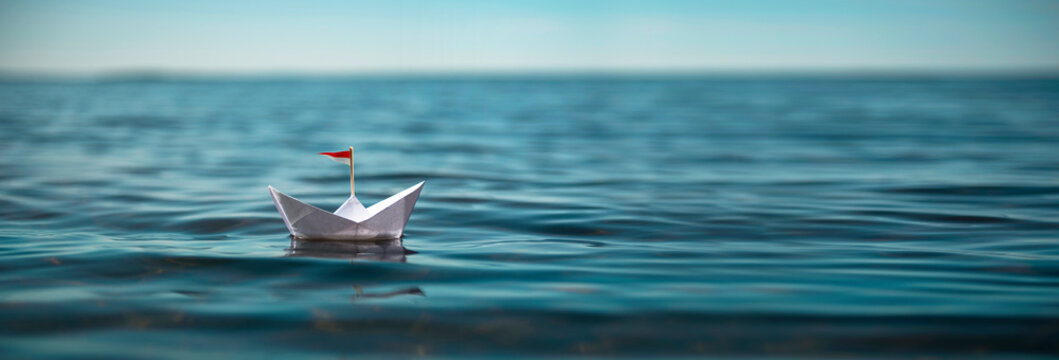 Kleines Papierschiff auf dem Meer 