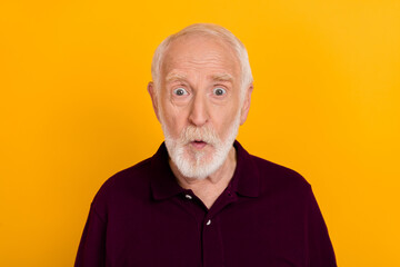 Obraz premium Photo of mature astonished man fake information rumor face reaction isolated over yellow color background
