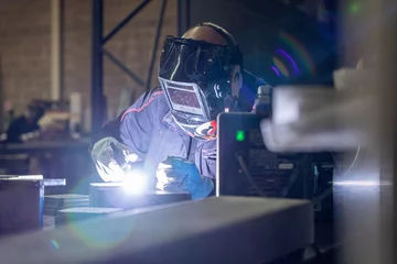 Fotobehang Ouvrir soudeur industriel, fabrication métal, tuyauterie / chaudronnerie / métallerie © Thomas