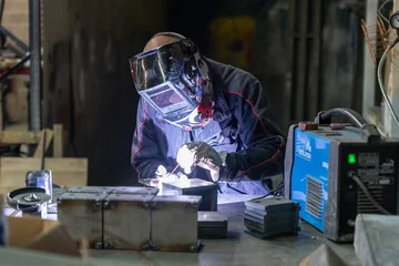 Fotobehang Ouvrir soudeur industriel, fabrication métal, tuyauterie / chaudronnerie / métallerie © Thomas