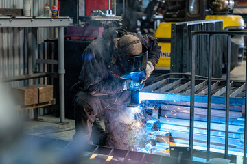 Ouvrir soudeur industriel, fabrication métal, tuyauterie / chaudronnerie / métallerie