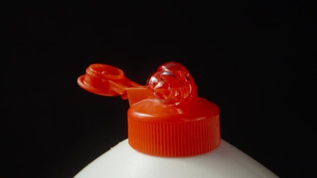 Dishwashing detergent, squeeze the gel out of the bottle.