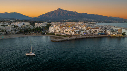 vista aérea de puerto Banús en un  bonito amanecer, Marbella