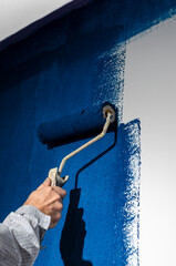 Painting a white wall in blue. Repair
