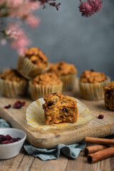 Petits gâteaux muffins fait maison à la carotte cranberries et épices