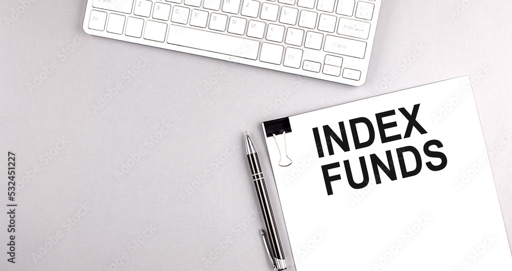 Aufkleber index funds text on paper with keyboard on grey background