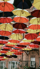 Fototapeta na wymiar Parapluies dans la rue Petit Champlain Québec, Canada